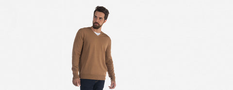 suéter gola v camel