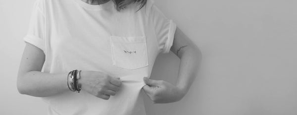 camiseta gola c bolso bordado branco