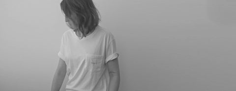 camiseta gola c bolso bordado branco