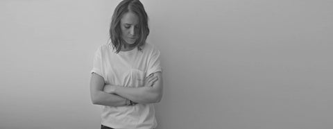 camiseta gola c bolso bordado branco