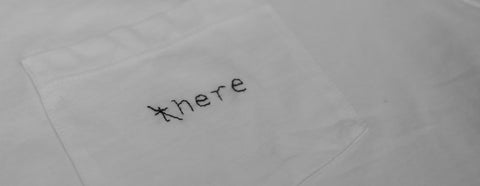 camiseta gola c bolso bordado branco