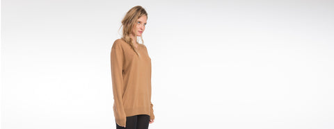 suéter gola v camel