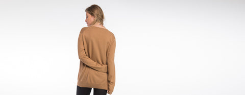 suéter gola v camel