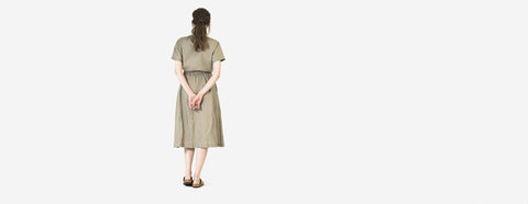 vestido de linho acinturado cerrado