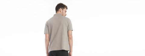 camisa pólo cinza